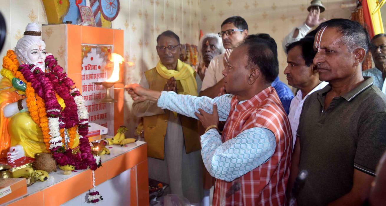 प्रभु वाल्मीकि जी थे भगवान के गुरुरूपवन श्रीवास्तव आदि कवि भगवान महर्षि वाल्मीकि जी का जन्मोत्सव धूमधाम से मनाया गया