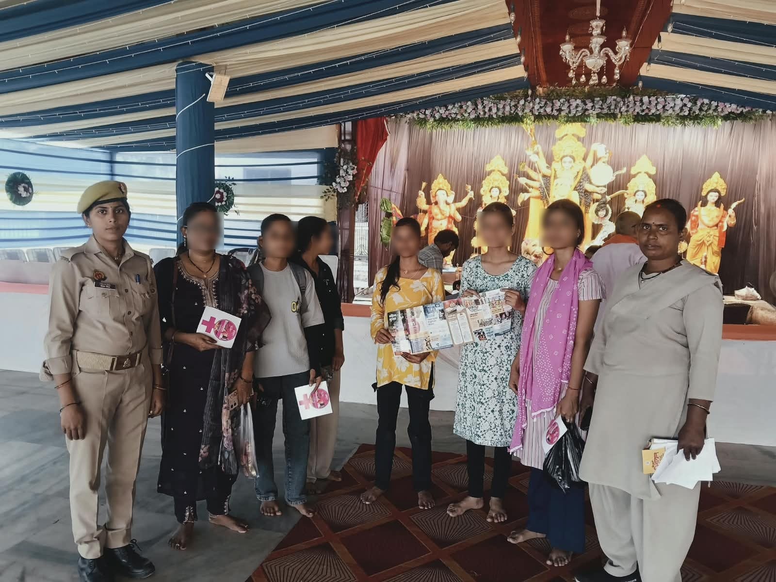 स्कूली छात्राओं को कानूनी अधिकारों की जानकारी दी गई सरकारी योजनाओं और आपातकालीन हेल्पलाइन नंबरों के बारे में भी बताया गया