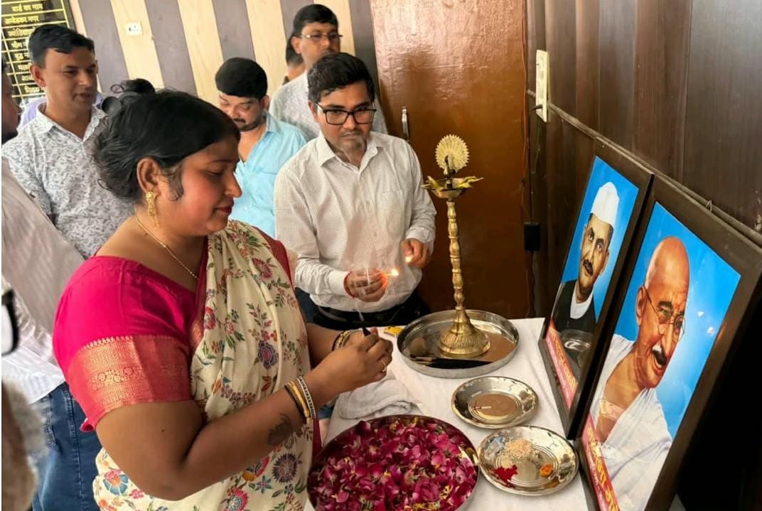 नगर पंचायत धाता में गांधी-शास्त्री जयंती पर ध्वजारोहण, अध्यक्ष ने किया श्रमदान