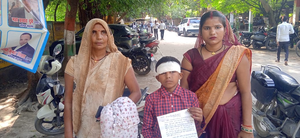आठ वर्षीय छात्र से स्कूल में काम कराने का आरोप - विरोध पर पिटाई की डीएम से हुई शिकायत