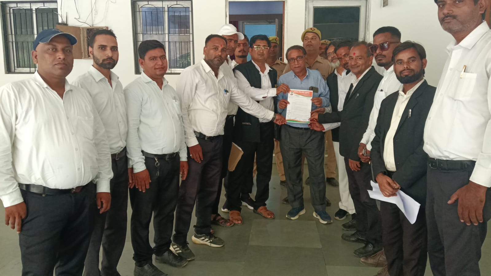 समाजसेवी युगल किशोर शुक्ल ने दस सूत्री मांगों का ज्ञापन अपर जिला अधिकारी को सौंपा