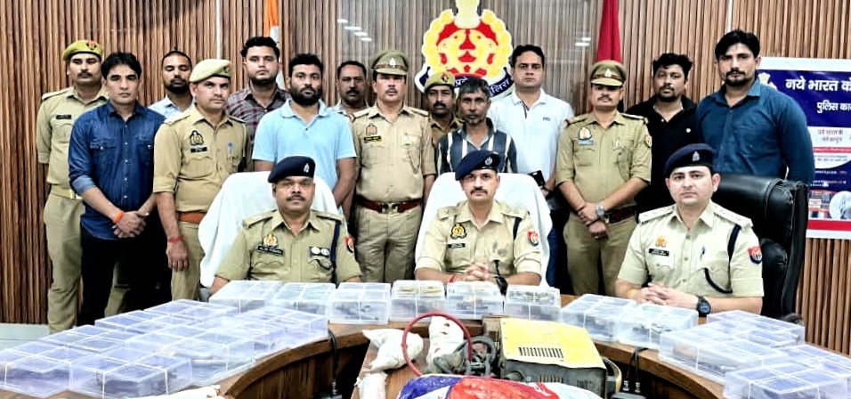 अवैध असलाह फैक्ट्री का पुलिस ने किया भंडाफोड़ एक गिरफ्तार कब्जे से 19 तमंचे व 12 अधबने तमंचे सहित भारी मात्रा में कारतूस व अवैध शस्त्र बनाने के उपकरण बरामद