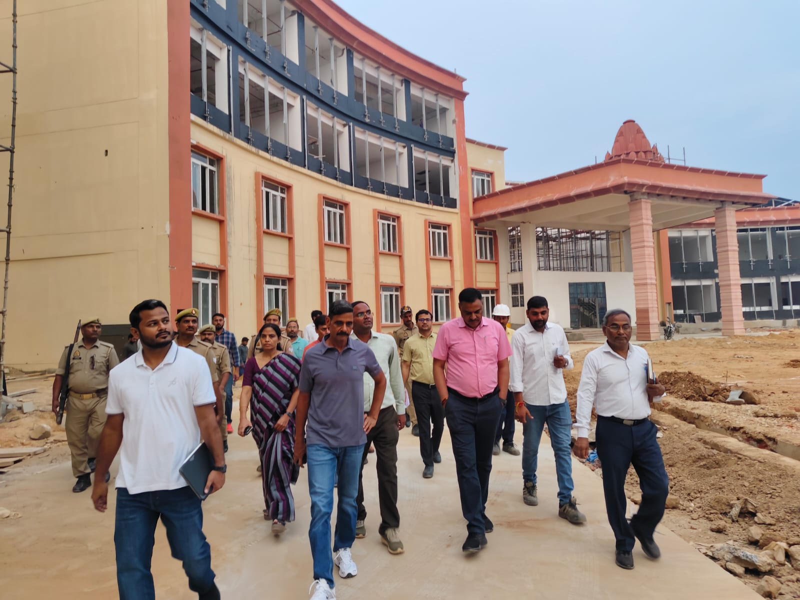 मीरजापुर में मां विन्ध्यवासिनी राज्य विश्वविद्यालय निर्माण की समीक्षा, 15 दिन में कक्षाएं तैयार करने के निर्देश