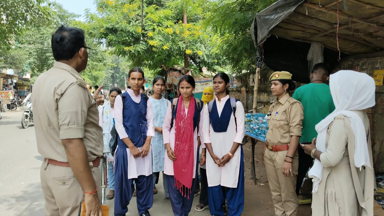 मिशन शक्ति अभियान में महिलाओं और बालिकाओं को किया जागरूक सुरक्षा, कानूनी अधिकार और हेल्पलाइन नंबरों की दी जानकारी प्रातःकाल एक्सप्रेस