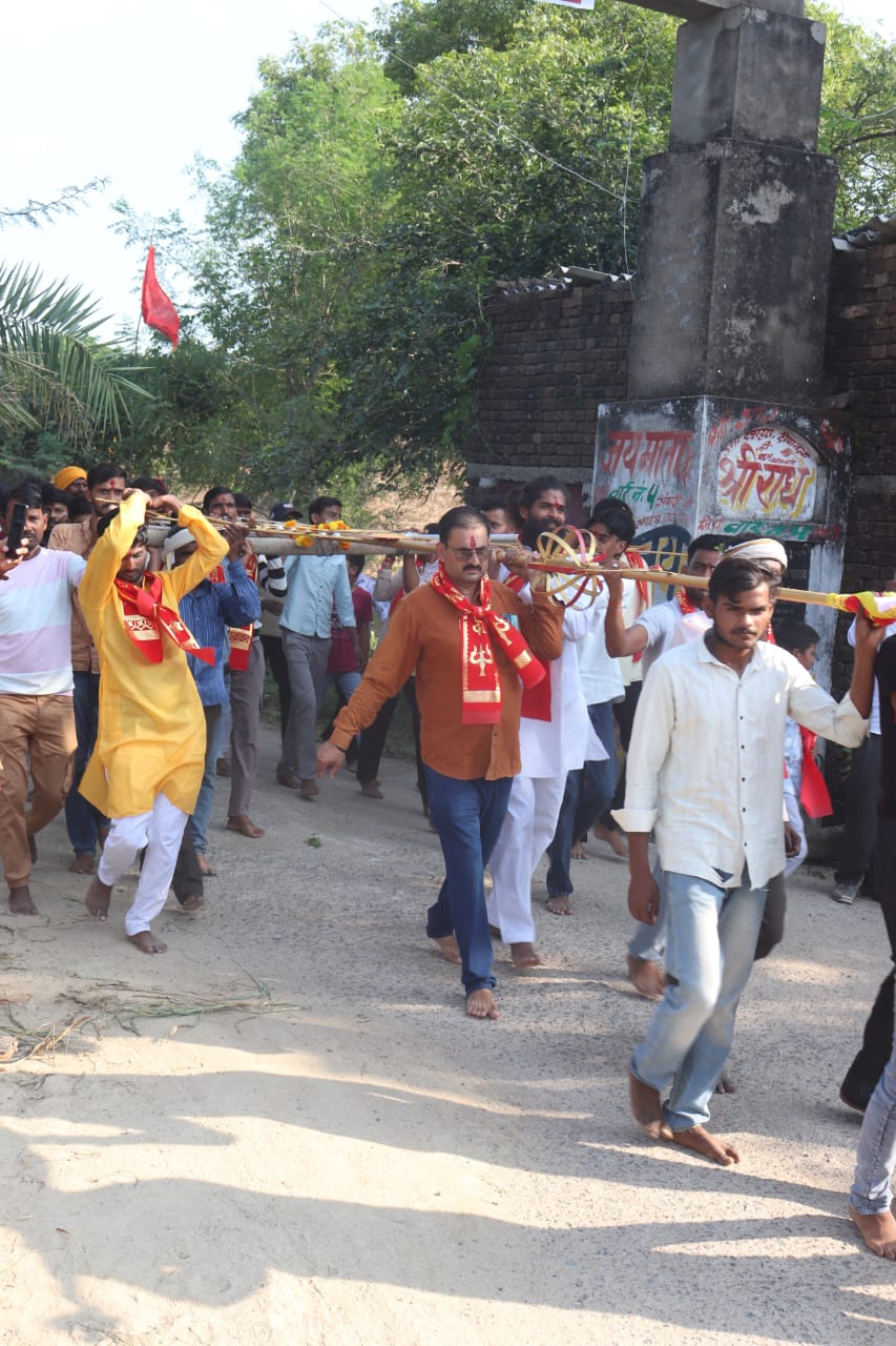 चौमुखू माता मंदिर पर चढ़ाई गई 35 फुट ऊंची विशाल सांग, 101 अमृत कलशों के साथ निकली शोभायात्रा  हजारों श्रद्धालुओं की उमड़ी भीड़, जगह-जगह पुष्पवर्षा कर हुआ स्वागत