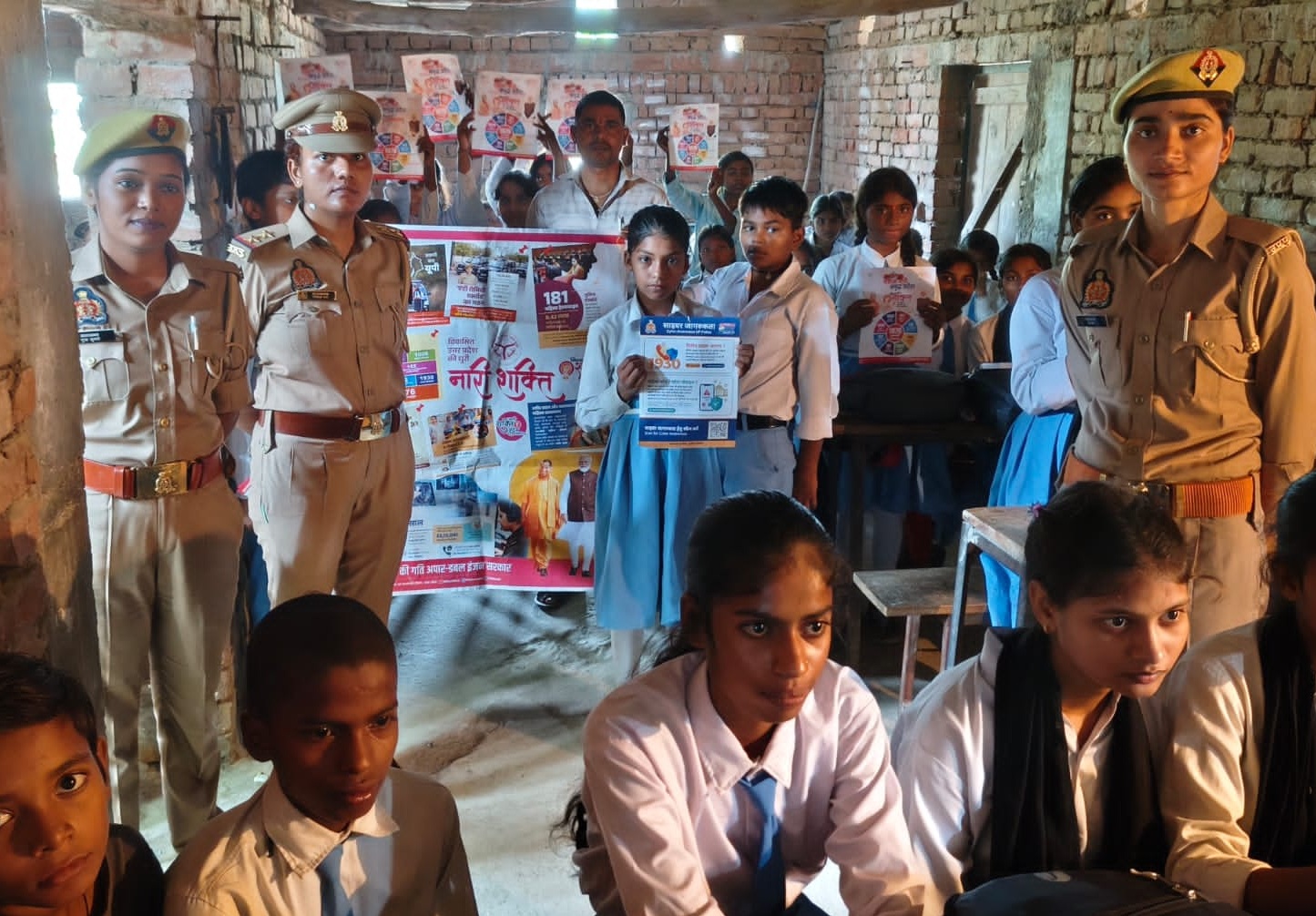 मिशन शक्ति के तहत महिलाओं को किया जागरूक खीरी पुलिस की महिला टीम ने हेल्पलाइन नंबरों और सरकारी योजनाओं की दी जानकारी