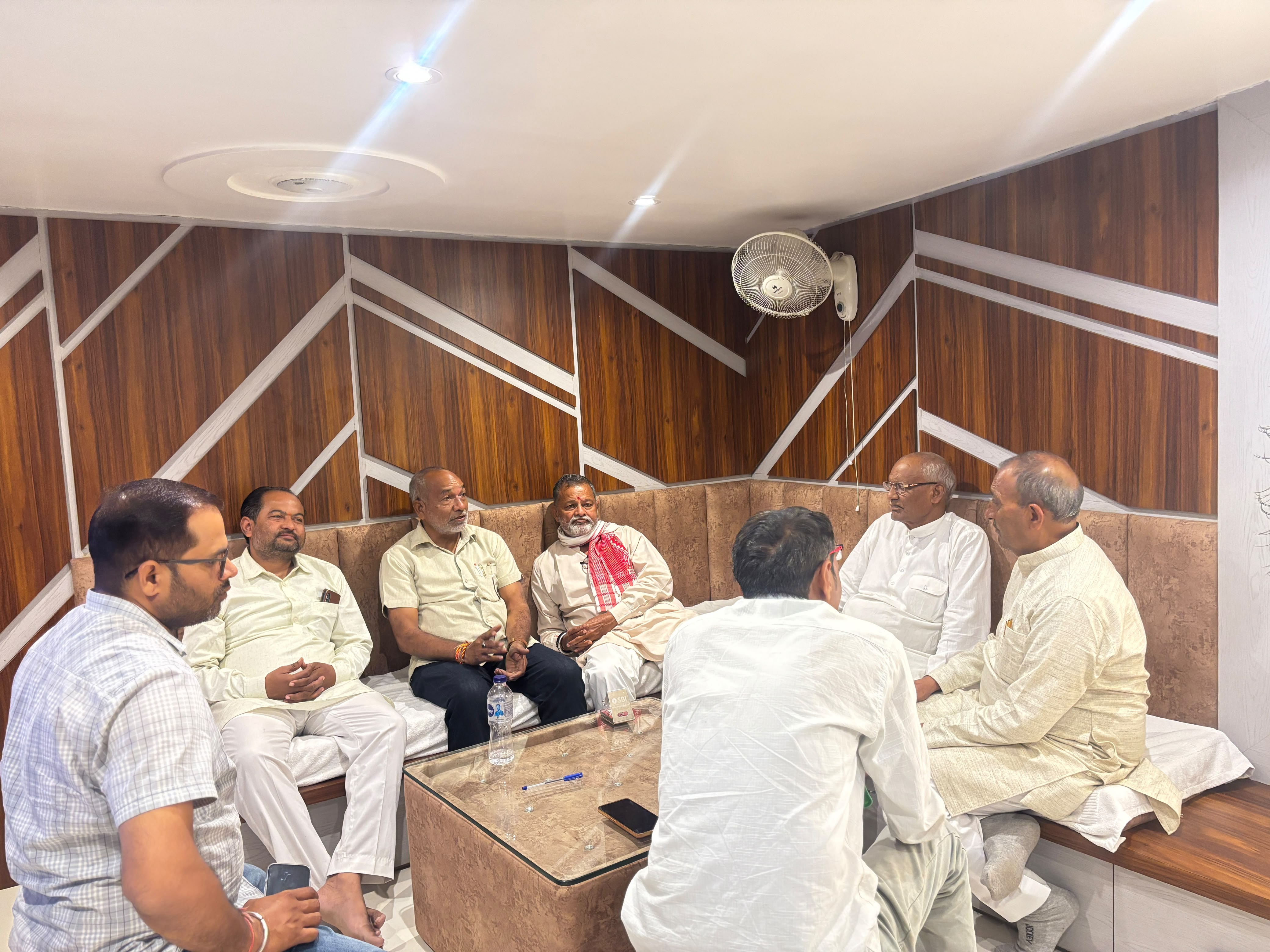 जनसंपर्क और चुनावी रणनीति को धार देने में जुटे शिवशंकर पटेल स्नातक एमएलसी प्रत्याशी ने स्नातकों, शिक्षकों और युवाओं से संवाद पर दिया जोर, स्थानीय स्तर पर संपर्क अभियान को गति देने की तैयारी