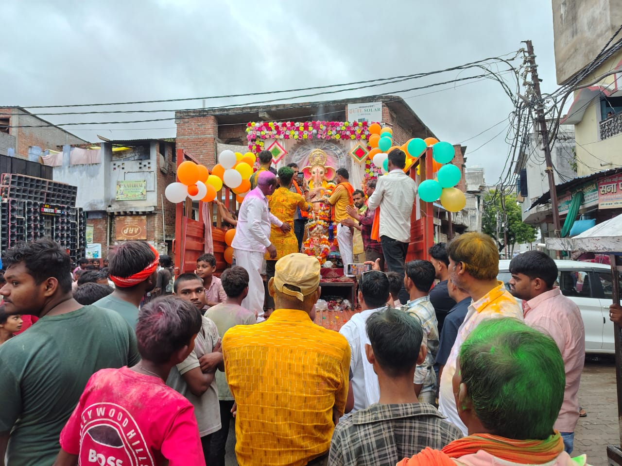 गणपति बप्पा मोरया के जयघोष से गूंजा मऊआइमाए नम आंखों से दी गई  विदाई गाजे.बाजे और डीजे की धुन पर निकली चार गणपति प्रतिमाओं की भव्य शोभायात्राए श्रद्धालुओं ने मांगी सुख.शांति की मंगलकामना