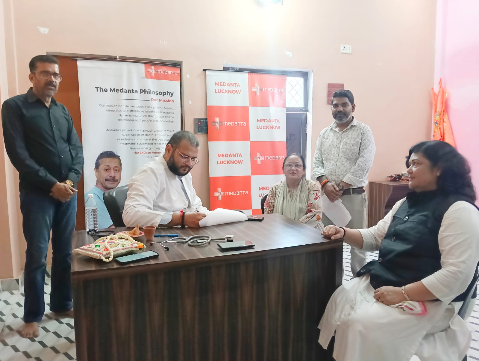 मेदांता हॉस्पिटल के स्वास्थ्य शिविर में सैकड़ों लोगों ने कराया परीक्षण - ईसीजी, बीएमडी, पीएफटी, ब्लड प्रेशर व शुगर की जांच के साथ चिकित्सकों ने दिया निःशुल्क परामर्श