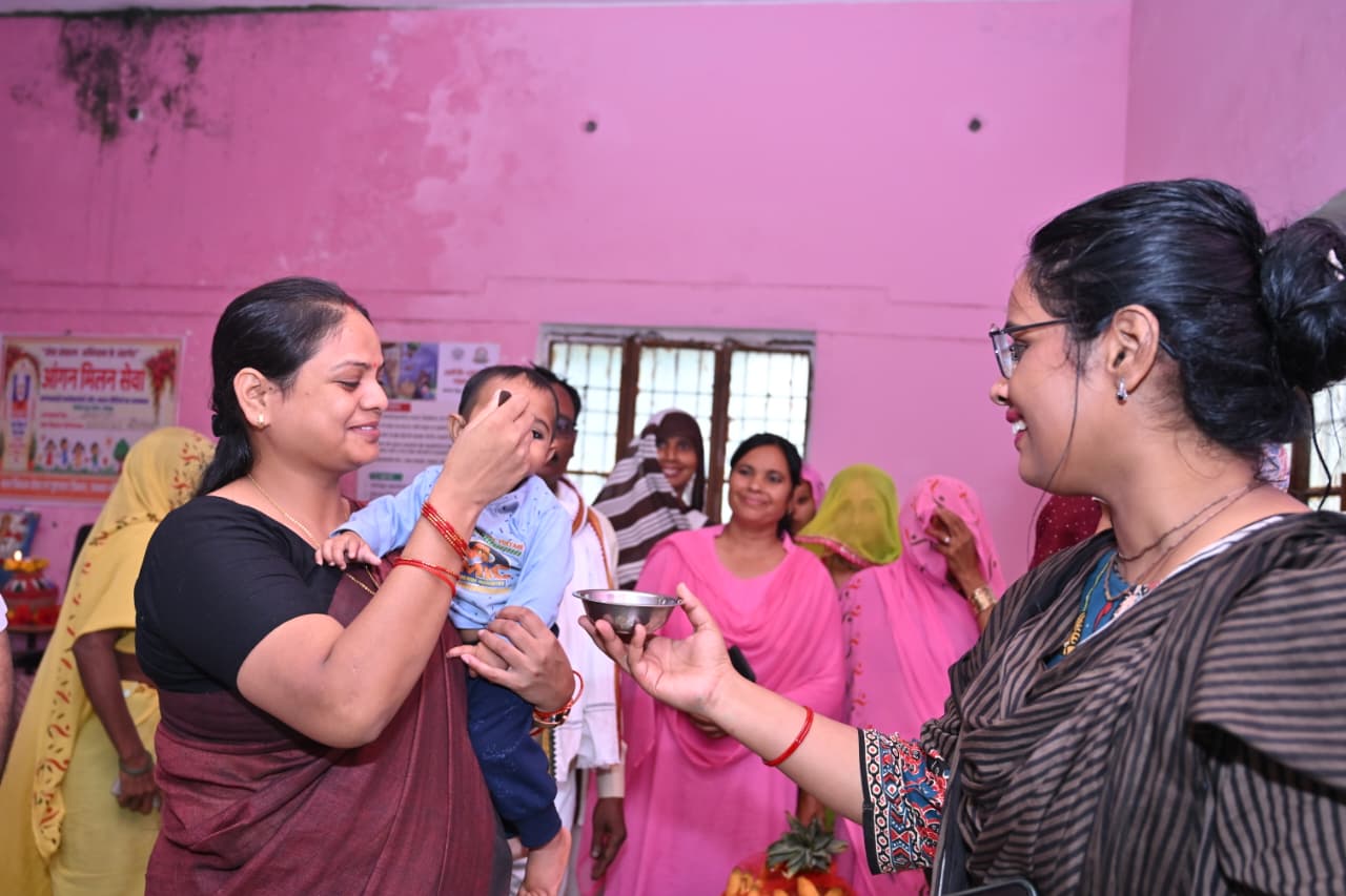 आंगन मिलन समारोह में पहुंचीं जिला पंचायत अध्यक्ष कल्पना सोनकर आंगनवाड़ी कार्यकर्ताओं व लाभार्थियों से संवाद कर जानी समस्याएं