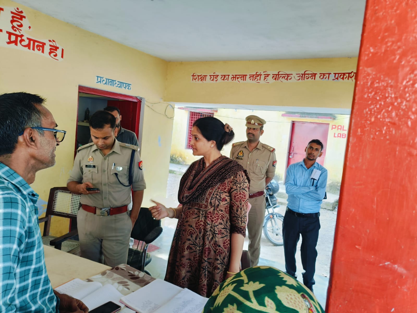 डीएम - एसपी ने मतदाता पंजीकरण कैंप का किया निरीक्षण,  - पात्र नागरिकों के नाम जोड़ने के दिए निर्देश