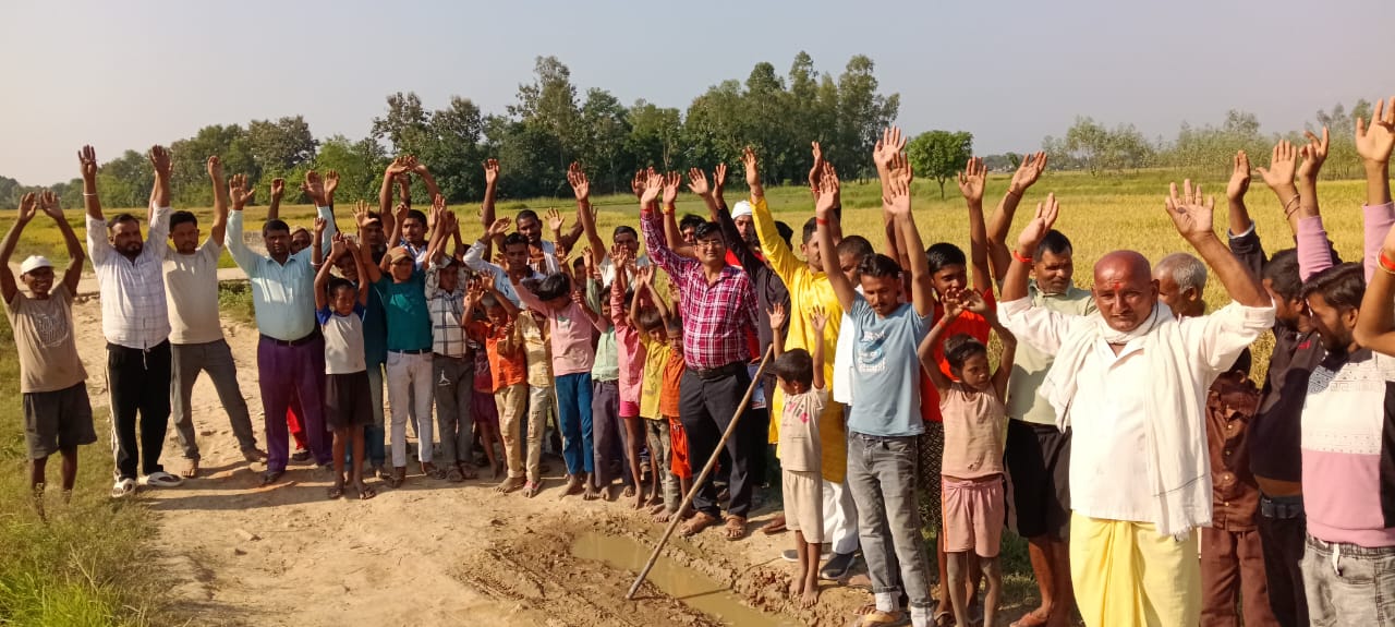 ग्रामवासियों ने युगल किशोर शुक्ल के नेतृत्व में ग्राम पंचायत भगता में पक्की सड़क बनवाने की मांग की