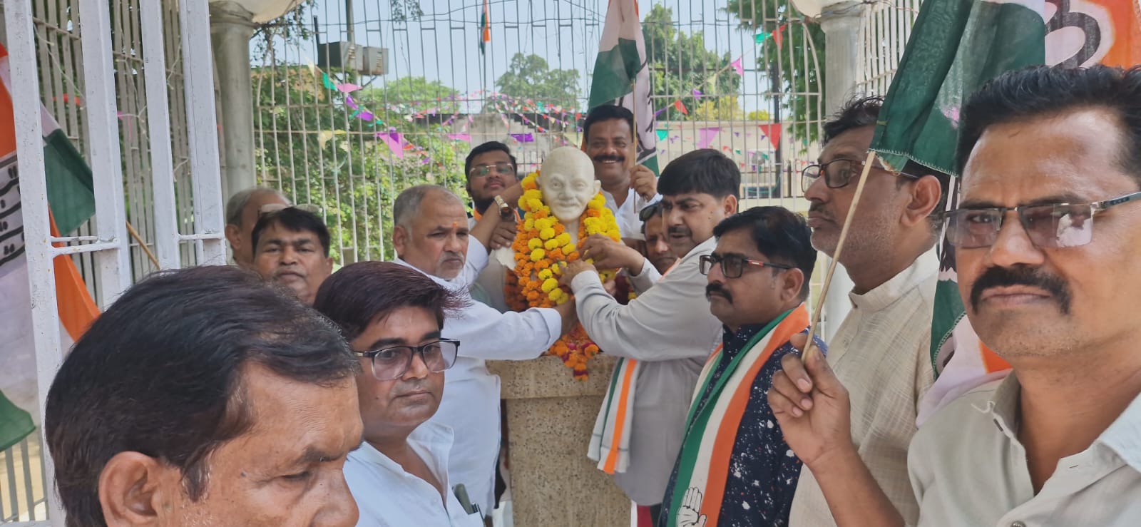 महापुरुषों की जयंती पर कांग्रेस ने निकाला मार्च, प्रतिमाओं पर माल्यार्पण कर दी श्रद्धांजलि