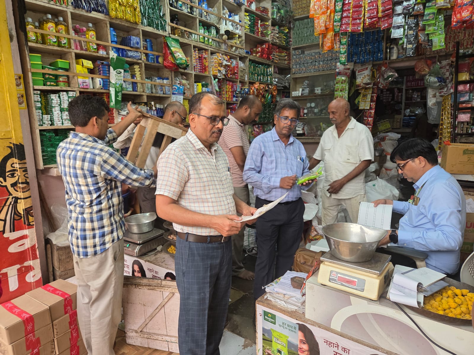 नवरात्रि को लेकर खाद्य सुरक्षा विभाग की कार्रवाई, पांच प्रतिष्ठानों से लिए खाद्य पदार्थों के नमूने