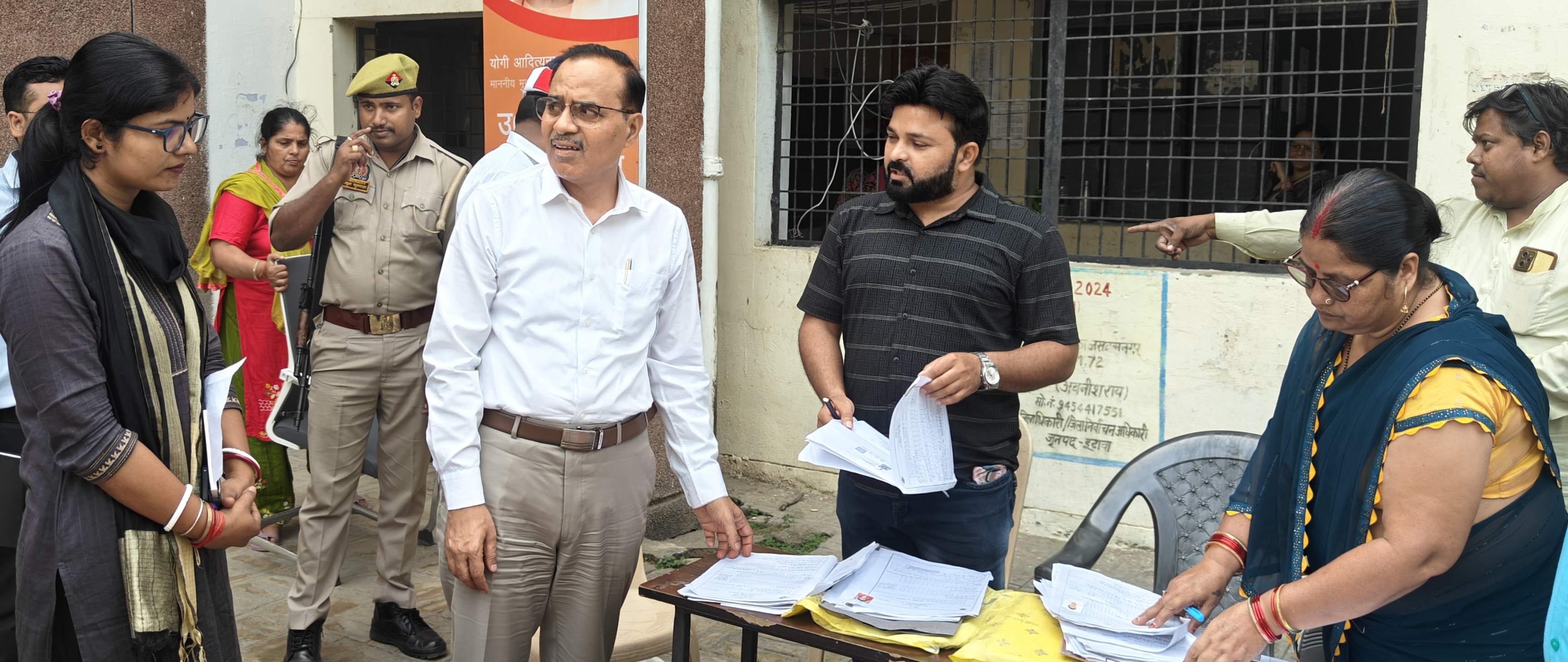 वोटर लिस्ट अभियान परखने बूथों पर पहुंचे डीएम एसएसपी जीजीआईसी के बूथों का किया निरीक्षण