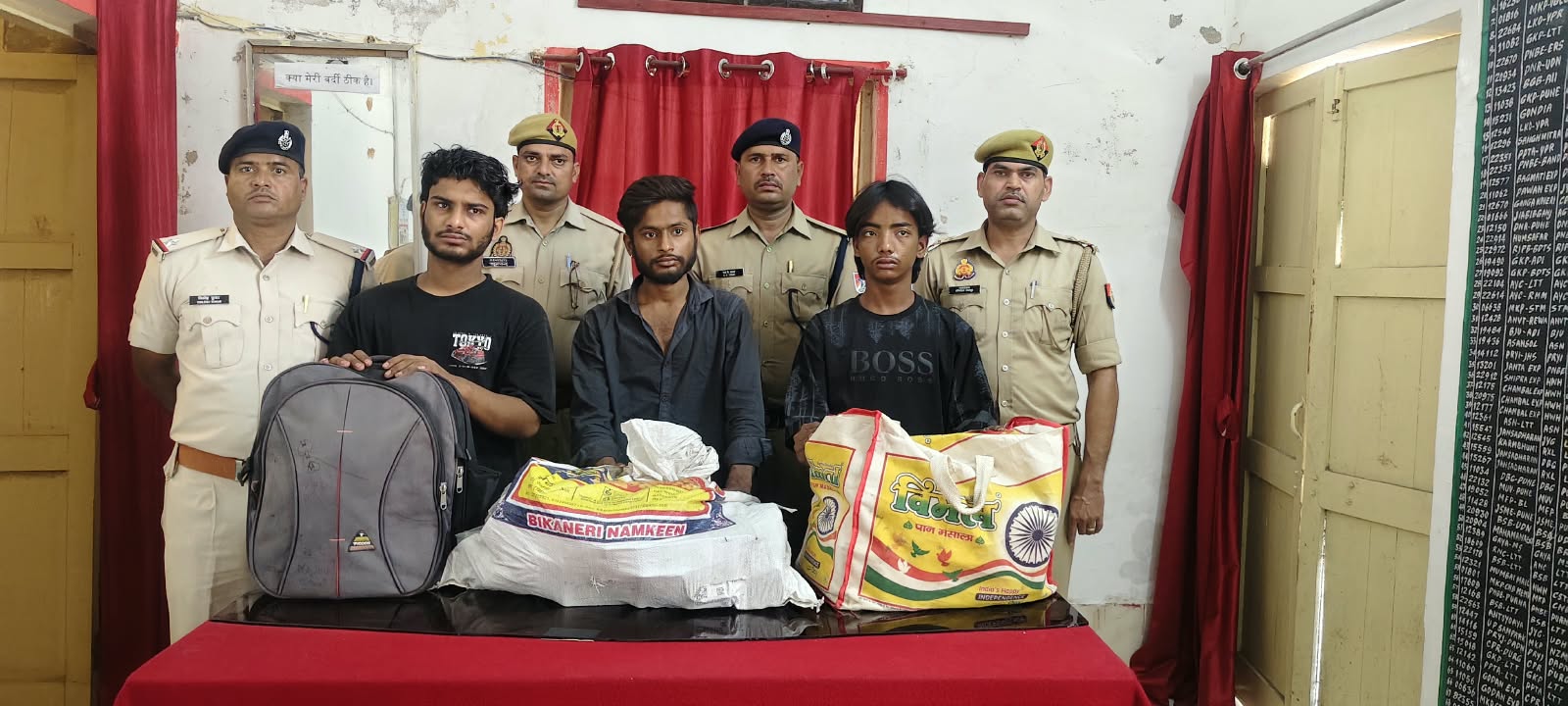 ऑपरेशन सतर्क के तहत मानिकपुर स्टेशन पर आरपीएफ एवं जीआरपी की संयुक्त कार्रवाई, 3 शराब तस्कर गिरफ्तार लगभग 50 लीटर अवैध अंग्रेजी शराब बरामद, अनुमानित कीमत ₹70,113