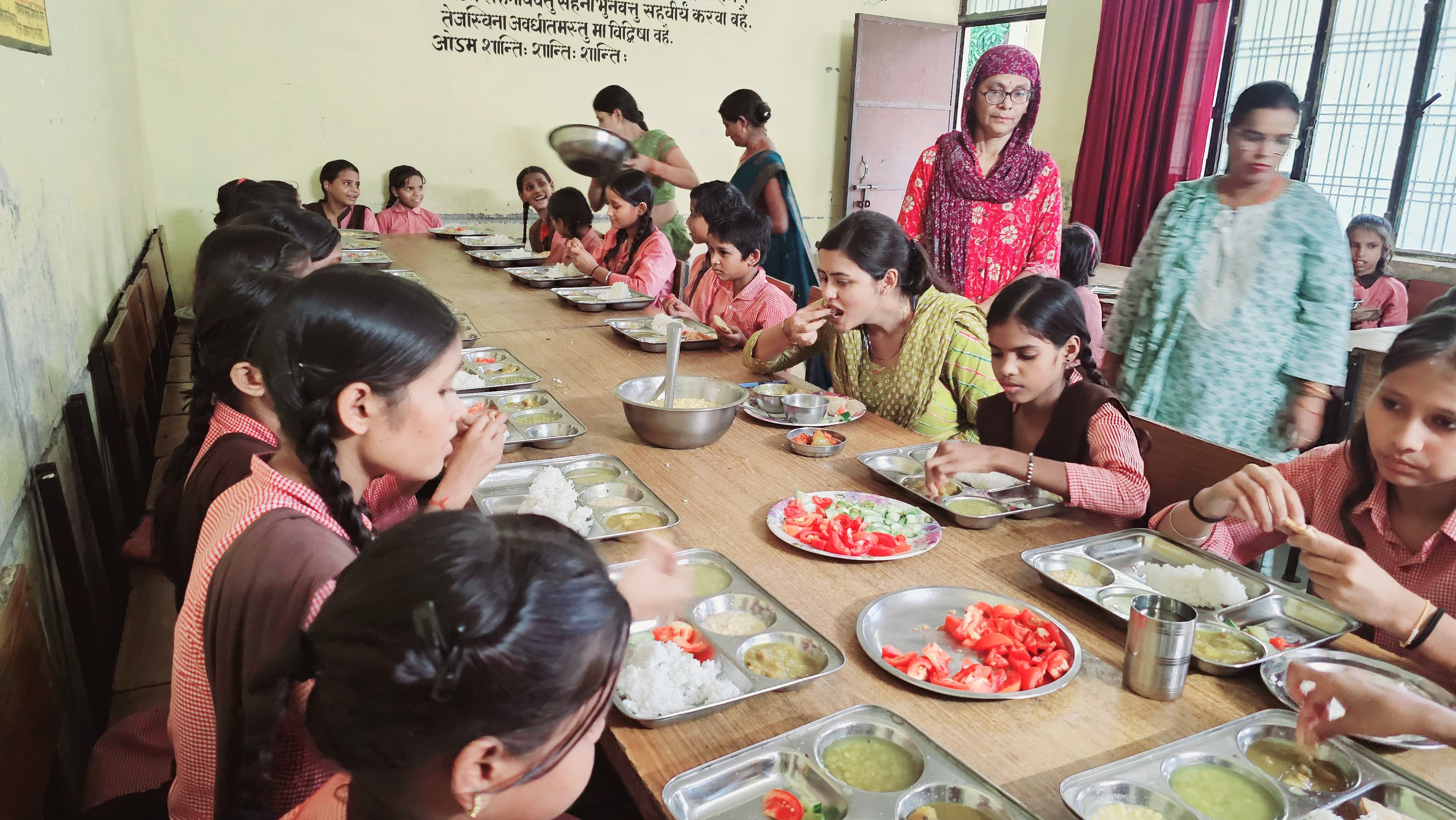 कस्तूरबा गांधी बालिका विद्यालय कशिया का खंड शिक्षा अधिकारी ने किया औचक निरीक्षण  शिक्षण कार्य व उपस्थिति में लापरवाही पर शिक्षिकाओं को सख्त चेतावनी, छात्राओं संग भोजन कर जांची गुणवत्ता