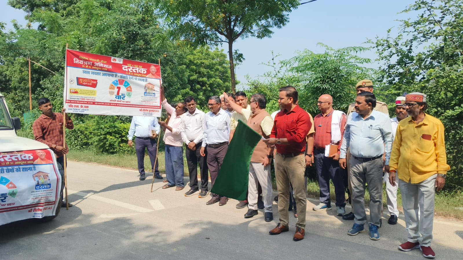 संचारी रोगों की रोकथाम के लिए जनपद में विशेष संचारी रोग नियंत्रण अभियान का शुभारम्भ डीएम ने शपथ दिलाकर प्रचार वाहन रैली को हरी झण्डी दिखाकर किया रवाना