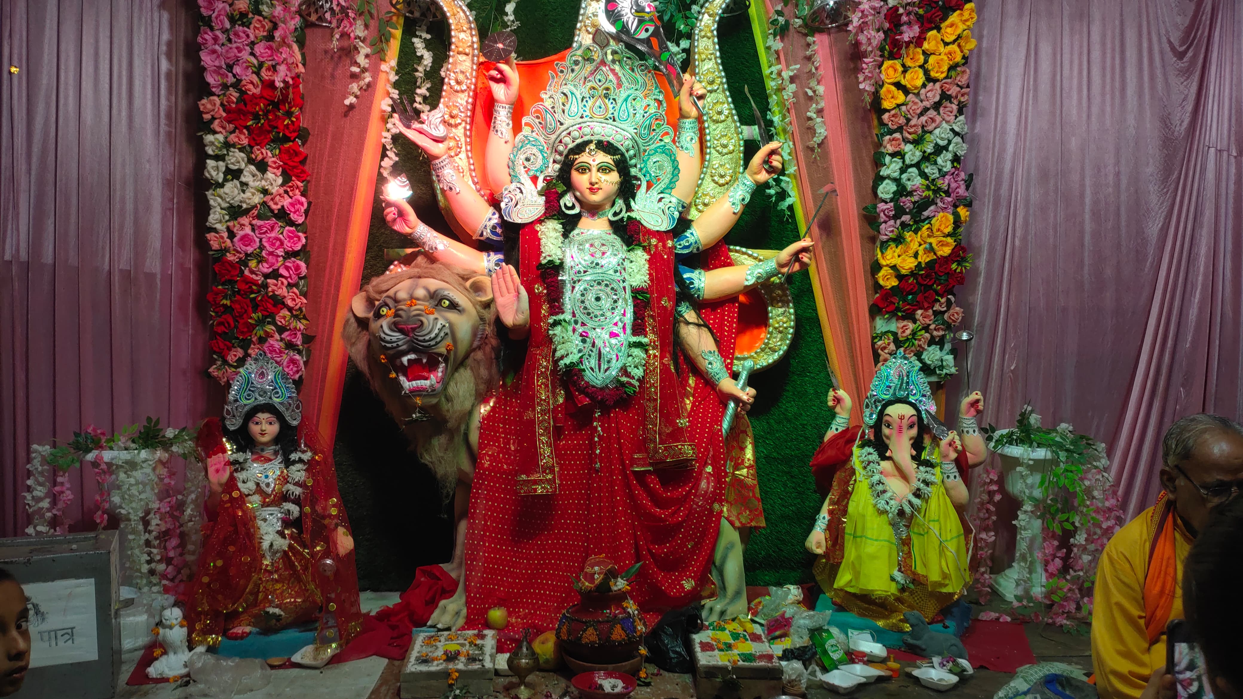 म्योहरा के दुर्गा पूजा पंडाल में कन्या भोज का हुआ आयोजन