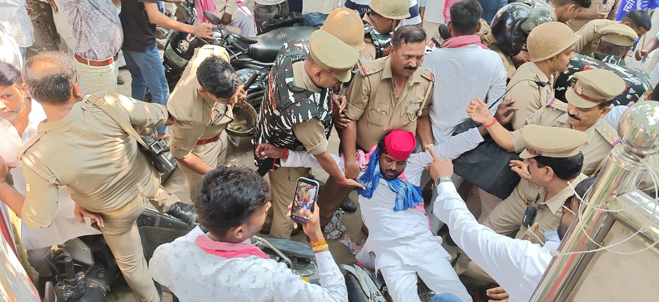 पुतला दहन को लेकर पुलिस और सपा कार्यकर्ताओं में छीना-झपटी