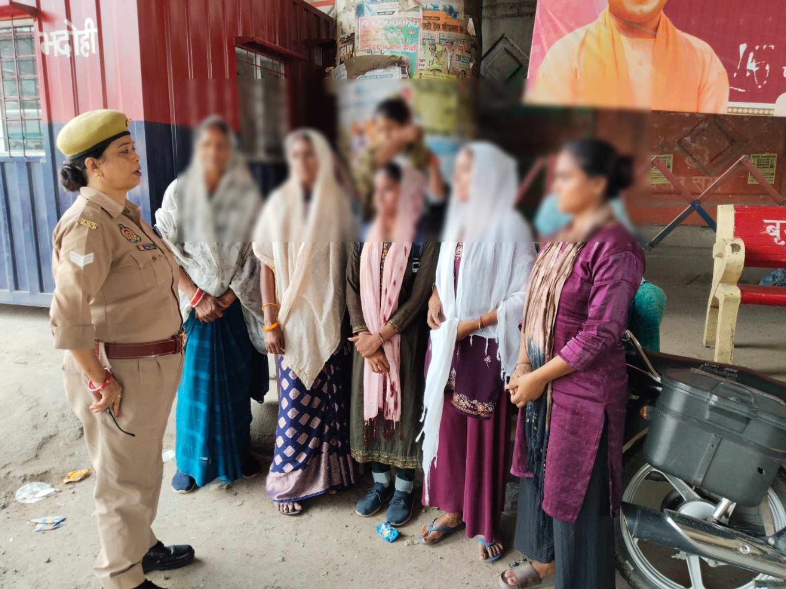 भदोही पुलिस ने मिशन शक्ति के तहत महिलाओं को किया जागरूक, सुरक्षा, सशक्तिकरण और कानूनी अधिकारों की दी जानकारी, साइबर अपराधों से बचाव भी बताया