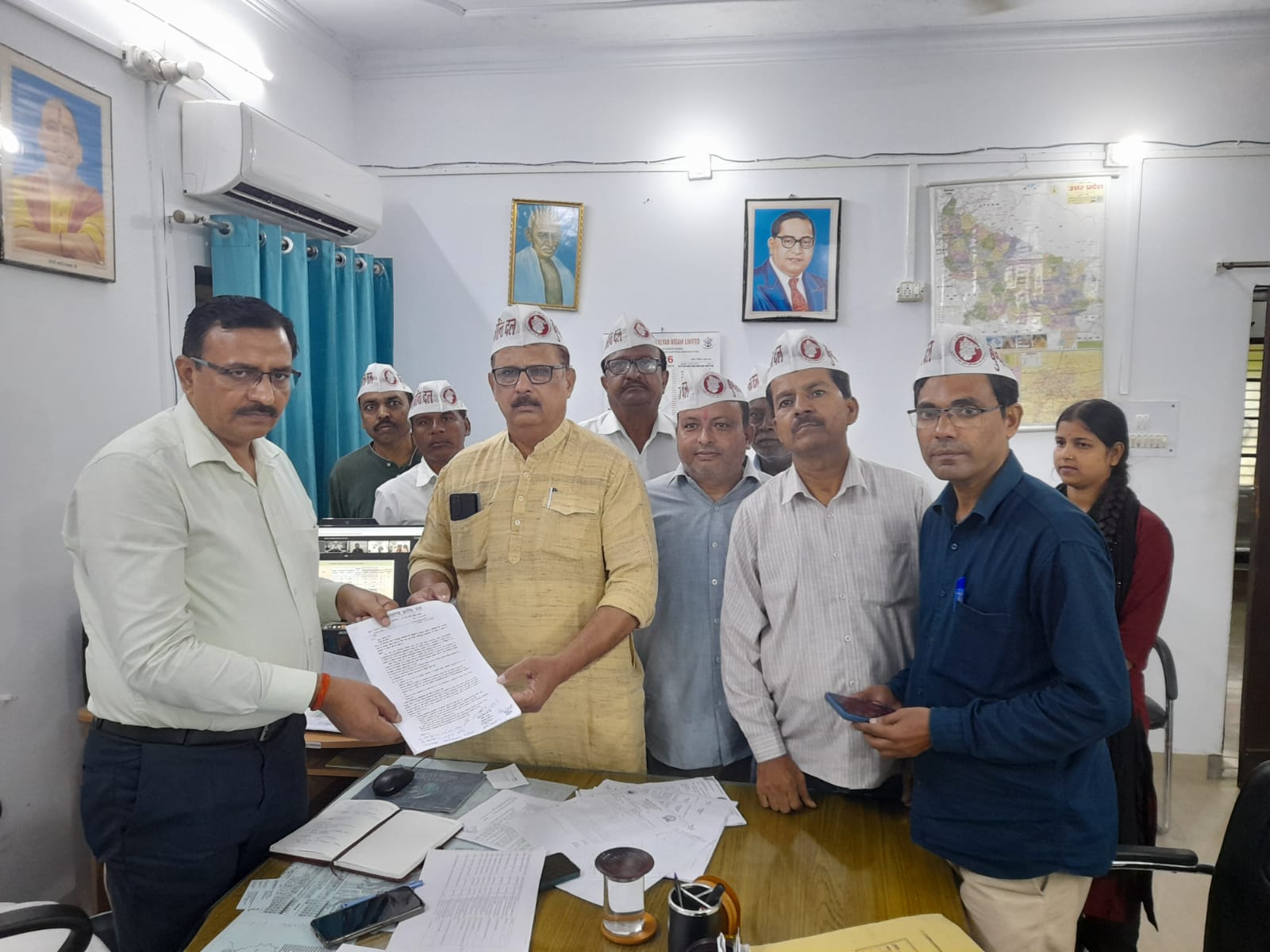 25 किलोवाट तक के विद्युत कनेक्शन एसडीओ स्तर से स्वीकृत करने की मांग बुंदेलखंड क्रांति दल ने मुख्य अभियंता विद्युत को सौंपा ज्ञापन, टीजी-2 तकनीकी कर्मचारियों को फील्ड में लगाने की भी उठाई मांग