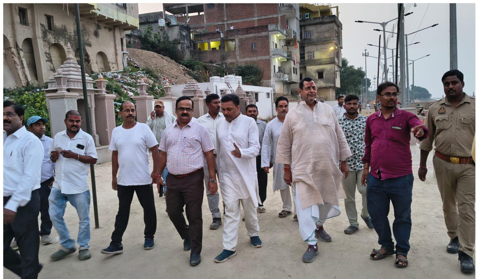 नवरात्र मेला क्षेत्र में रह गई खामियों को लेकर प्रशासन पर  भड़के नगर विधायक रत्नाकर मिश्र