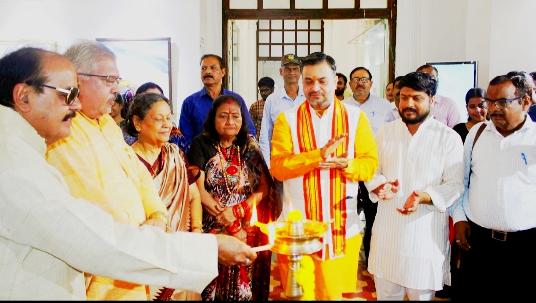 कला शिक्षकों की सृजनात्मक प्रतिभा का संगम बनी कला आचार्य प्रदर्शनी-2026   तीन दिवसीय प्रदर्शनी में 56 कलाकृतियों का प्रदर्शन, कला आचार्यों को अंगवस्त्र एवं सम्मान-पत्र से किया गया सम्मानित