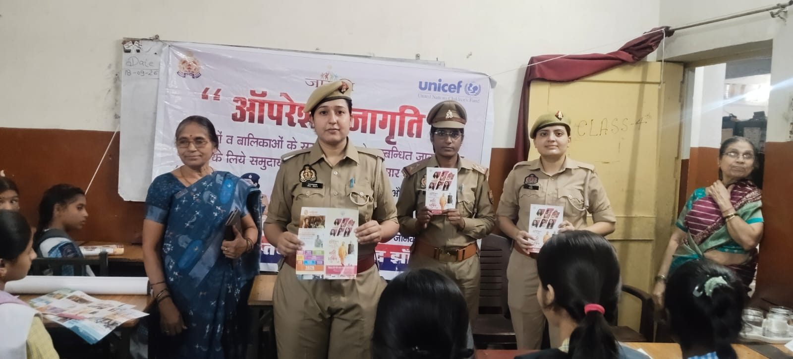 मिशन शक्ति अभियान में छात्राओं को अपराध, साइबर सुरक्षा और हेल्पलाइन नंबरों की दी जानकारी