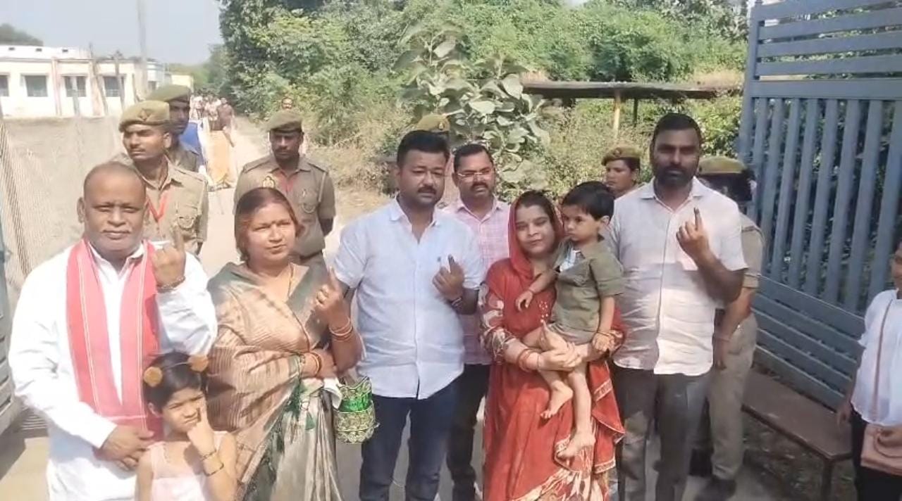 सदर विधायक चंद्र प्रकाश लोधी ने परिवार सहित किया मतदान - बोले- सपा प्रत्याशी डॉ. मान सिंह यादव की जीत का पूरा विश्वास