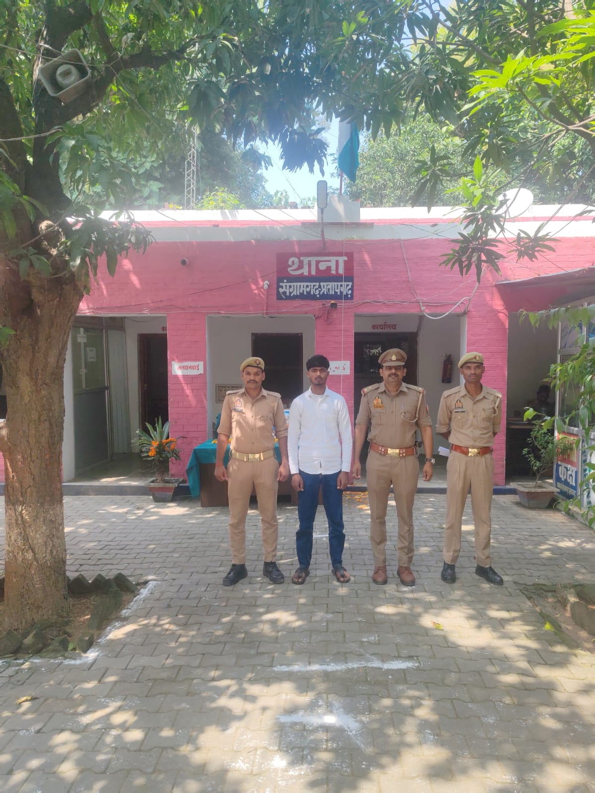 16 वर्षीय किशोरी लापता, परिजनों ने दर्ज कराई गुमशुदगी मनगढ़ कृपालु धाम जाने के बाद शाम तक घर नहीं लौटी किशोरी, संग्रामगढ़ पुलिस ने शुरू की जांच