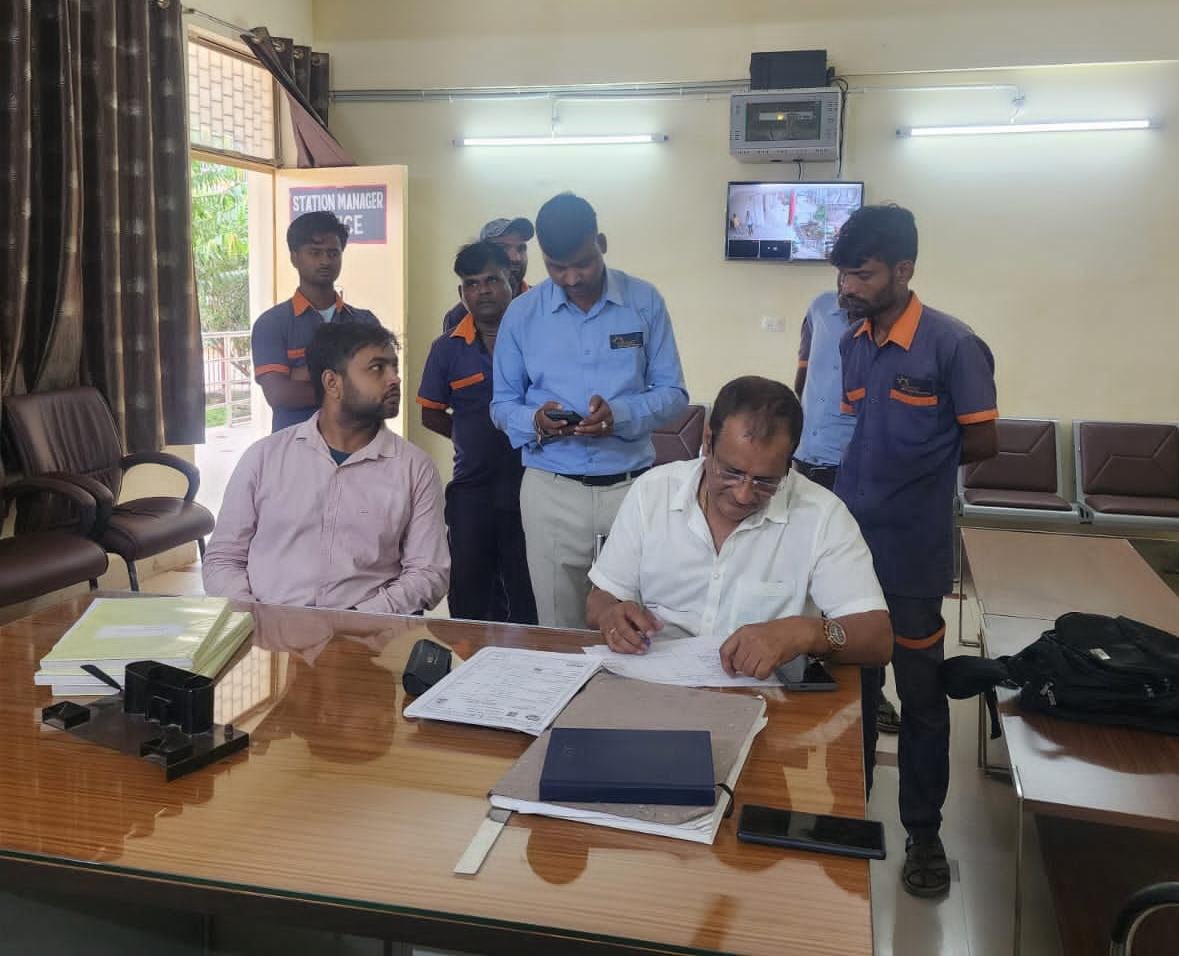 संविदा कर्मचारियों और कुलियों को स्वास्थ्य सुरक्षा का लाभ दिलाने की पहल  झांसी मंडल के विभिन्न स्टेशनों पर लगाए जा रहे विशेष आयुष्मान कार्ड शिविर