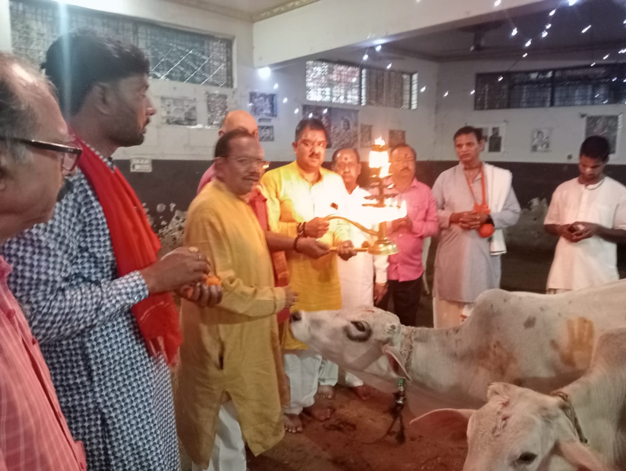 विश्व कल्याण और सर्वमंगल की कामना के साथ इस्कॉन मंदिर में हुआ गौ पूजन   शारदीय नवरात्रि के प्रथम दिन दुर्गा उत्सव महासमिति ने किया गौ माता का पूजन एवं महाआरती