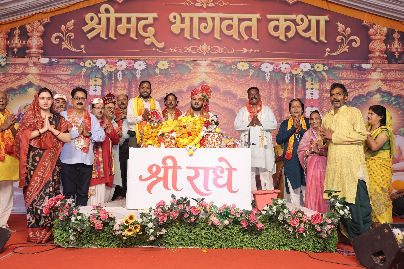 भक्ति में सरोवर हुए भक्त और भजनों पर भक्तों ने किया जमकर नृत्य  निर्धनता में भी संतोष और श्रद्धा हो तो भगवान स्वयं कृपा बरसाते है - पं.नितिन कृष्ण जी महाराज