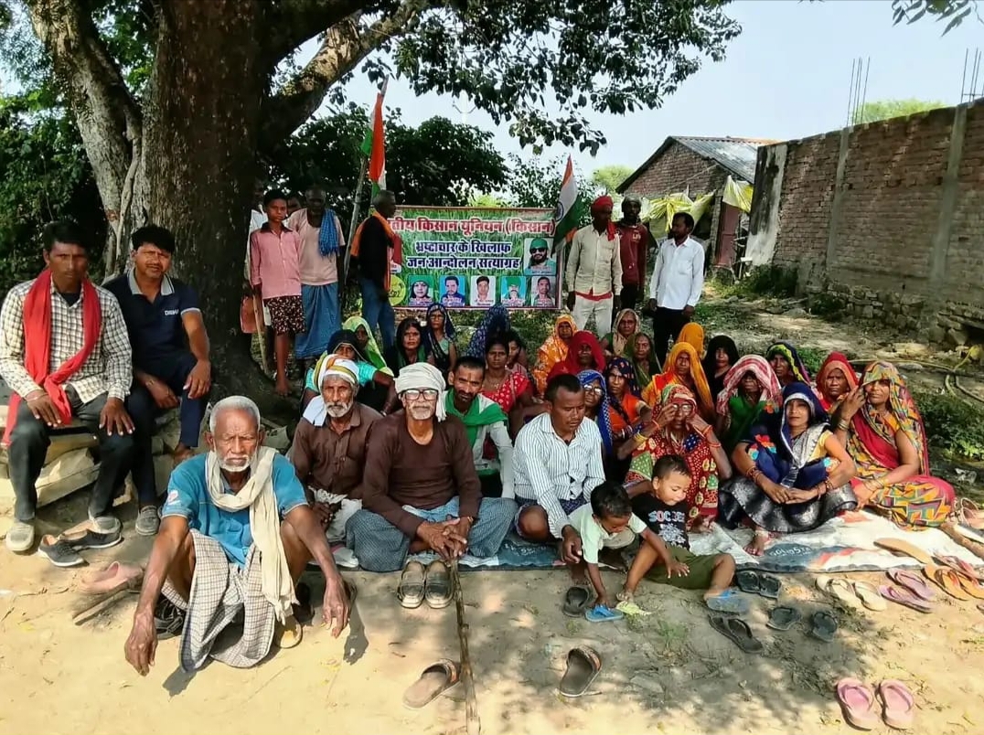 प्रयागराज, शंकरगढ़ थाना क्षेत्र में बंधवा गांव मे किसानों का  पांचवें दिन भी धरनाजारीरू बंधवा गांव में मूलभूत सुविधाओं की मांग, वोट बहिष्कार की चेतावनी