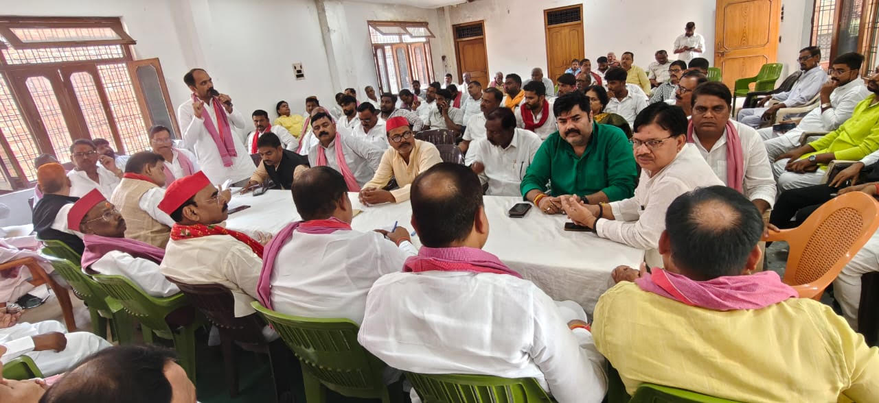 सपा ने एमएलसी चुनाव की तैयारियां तेज कीं, शिक्षक-स्नातक प्रत्याशियों के लिए मांगे वोट