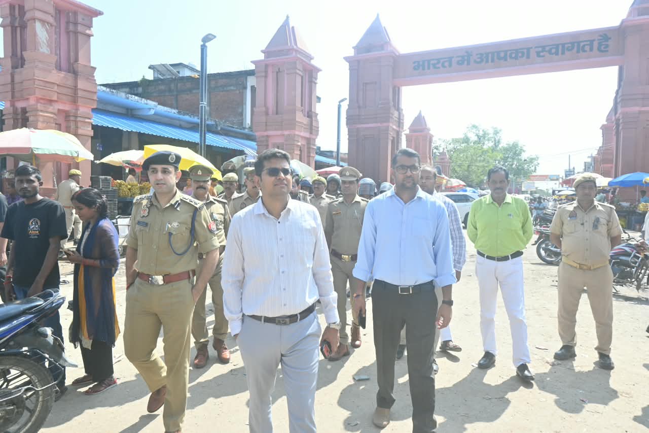 डीएम व एसएसपी ने भारत-नेपाल सीमा पर किया पैदल गश्त, सुरक्षा व्यवस्था का परखा हाल