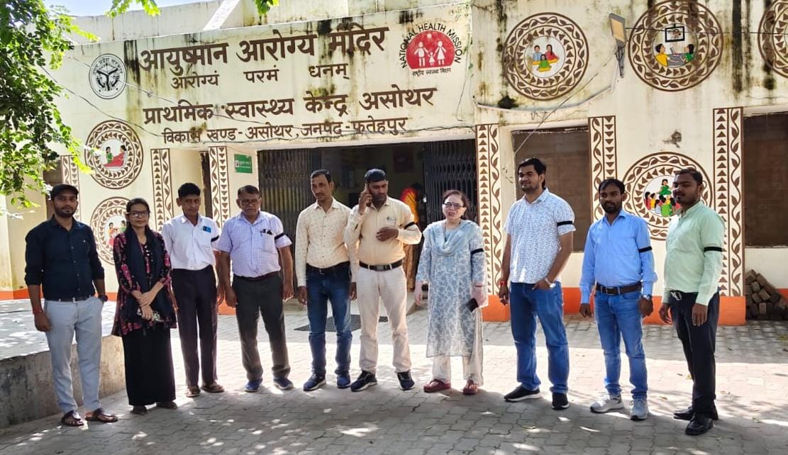 असोथर पीएचसी में संविदा कर्मचारियों ने बांधा काला फीता - समान वेतन, नियमितीकरण और सेवा सुरक्षा की मांग को लेकर तीन दिवसीय विरोध शुरू