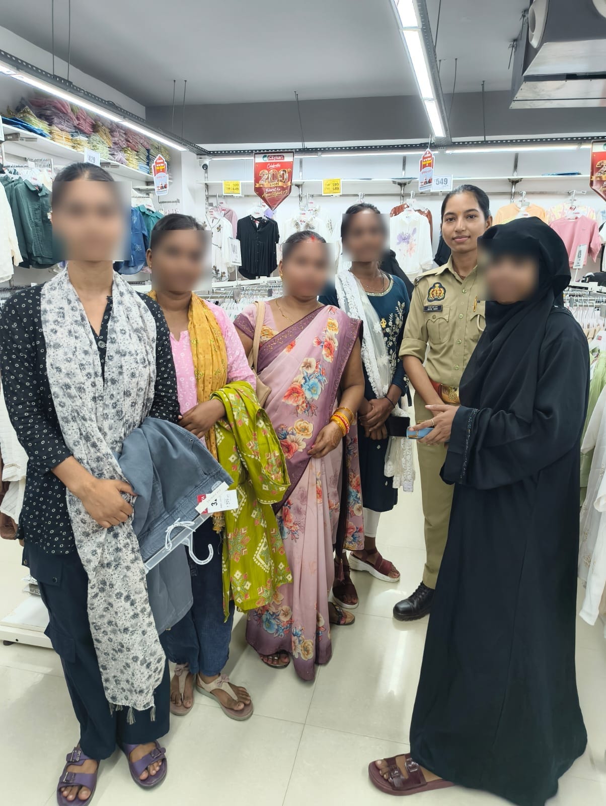 भदोही पुलिस ने मिशन शक्ति के तहत महिलाओं को किया जागरूक सुरक्षा, सशक्तिकरण और कानूनी अधिकारों की दी विस्तृत जानकारी, हेल्पलाइन नंबर भी बताए।