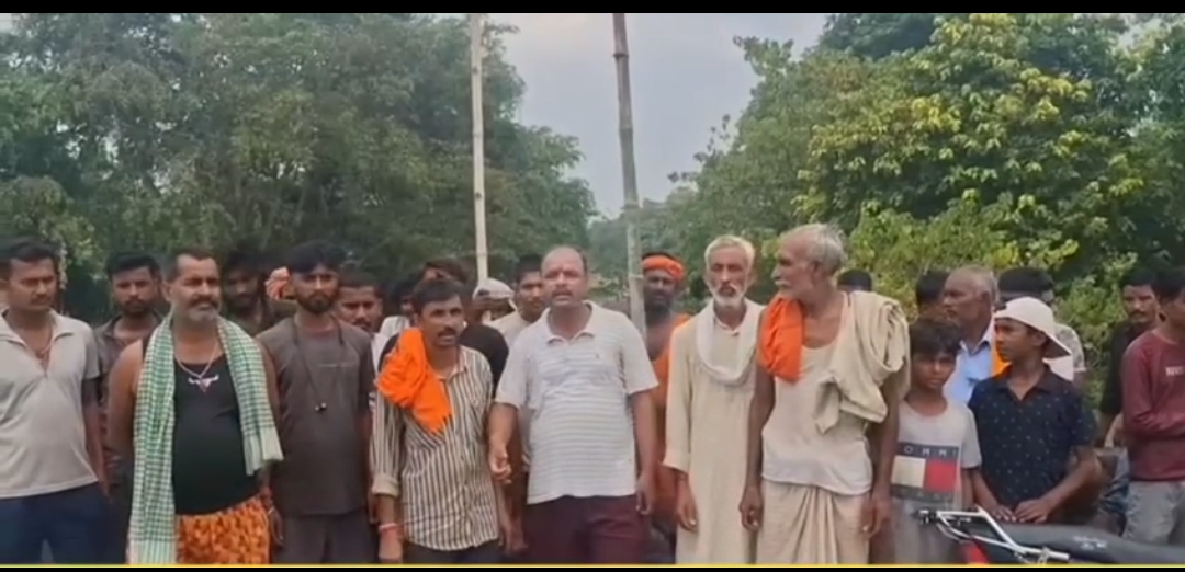 बाढ़ से 30 मीटर सड़क धंसी, कई गांव जलमग्न, ग्रामीणों ने सांसद-विधायक और जिला प्रशासन पर लगाए गंभीर आरोप