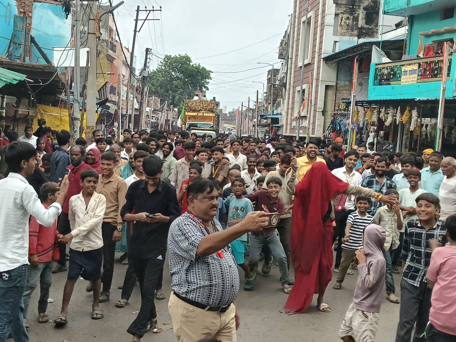डीजे बैंड बाजे के साथ युवाओं ने गणेश प्रतिमा का किया विसर्जन गणपति बप्पा मोरिया के नारों से गूंजा कोरांव, सड़कों पर उड़े रंग अबीर गुलाल