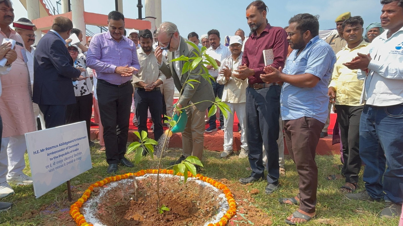 डेनमार्क के राजदूत ने मिर्जापुर में ग्रामीण जलापूर्ति योजना का समुदाय को हस्तांतरण किया
