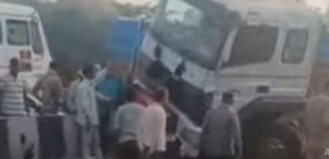 रामबाग फ्लाईओवर पर बड़ा हादसा टला: अनियंत्रित डंपर डिवाइडर पर चढ़ा, एक्टिवा सवार बाल-बाल बचा; CCTV में कैद हुई घटना