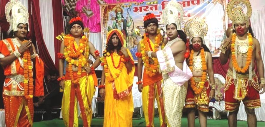 भरत मिलाप देख भर आई श्रद्धालुओं की आंखें, कलाकार हुए सम्मानित सगरा सुंदरपुर में दुर्गा पूजा समिति व श्रीरामलीला समिति के तत्वाधान में निकली झांकियों पर हुई पुष्पवर्षा