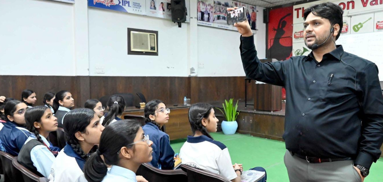 दून वैली पब्लिक स्कूल में 'संकल्प से सफलता तक' विषय पर प्रेरणादायक सत्र