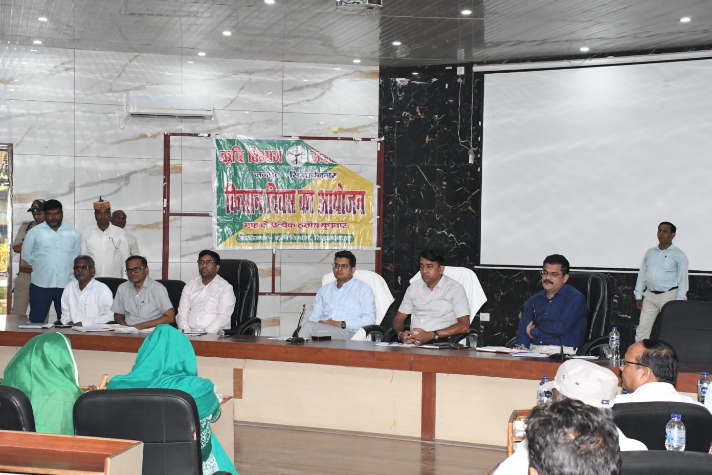 अम्बेडकर सभागार में किसान दिवस आयोजित, डीएम ने सुनीं किसानों की समस्याएं