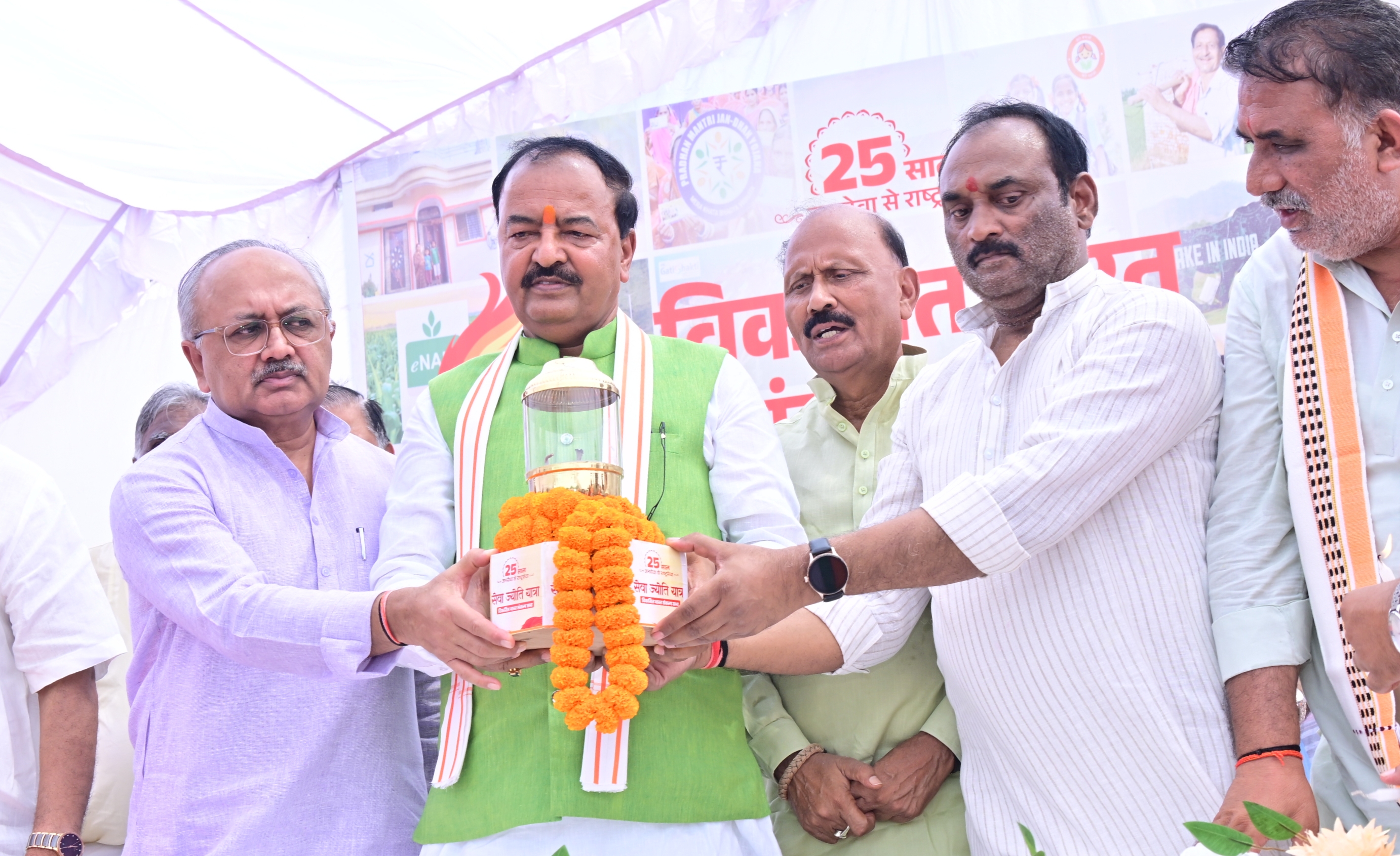 "न रुकेंगे न झुकेंगे, विकसित भारत के संकल्प को साकार करेंगे" : केशव मौर्य  प्रधानमंत्री के जनसेवा के 25 वर्ष पूरे होने पर प्रयागराज में निकली ‘सेवा ज्योति यात्रा’