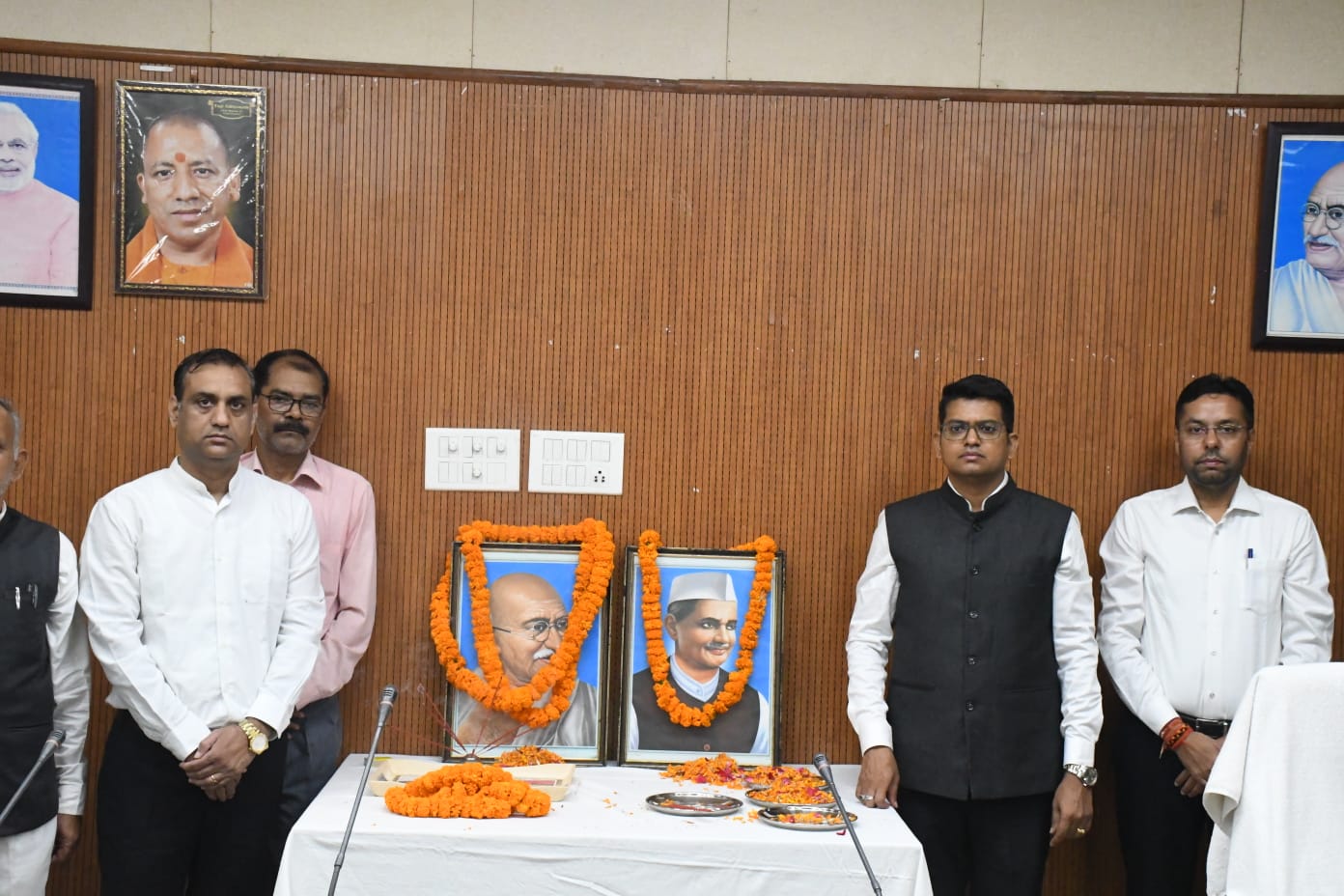 कलेक्ट्रेट में धूमधाम से मनी गांधी व शास्त्री जयंती: जिलाधिकारी ने किया ध्वजारोहण, महापुरुषों के आदर्शों को अपनाने का दिया संदेश
