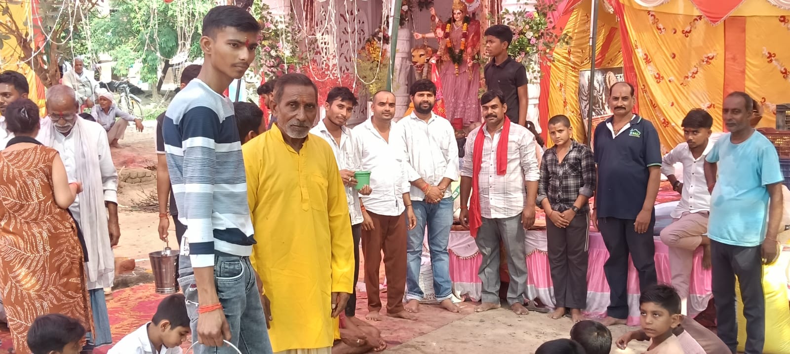जय मां दुर्गा सेवा समिति और स्थानीय दुकानदारों के सहयोग से हुआ आयोजन
