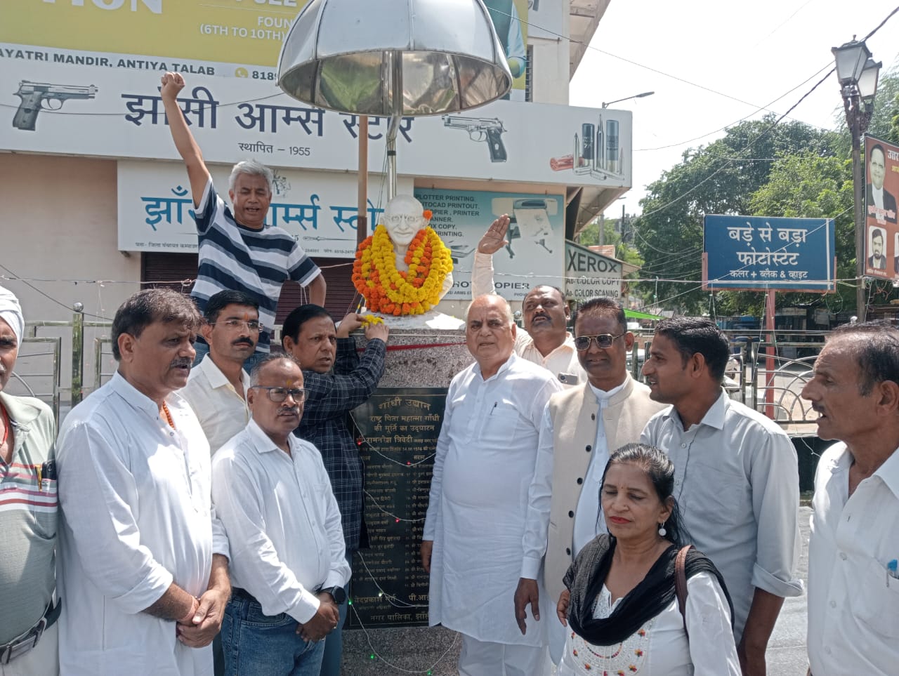 गांधी जयंती पर कांग्रेस नेताओं ने महात्मा गांधी को किया नमन